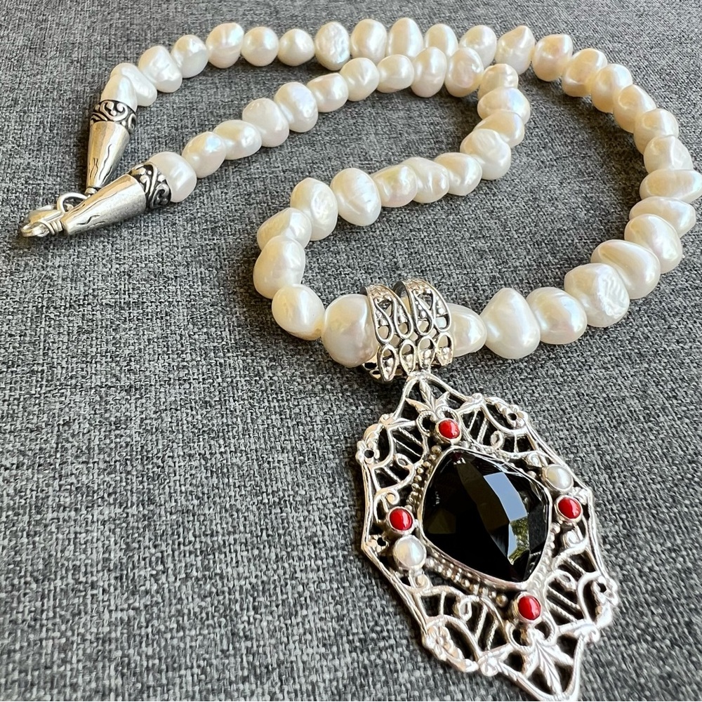 Mars And Valentine Echo Of The Dreamer Pearl Necklace With Silver Garnet Pendant - Picture 3 of 5